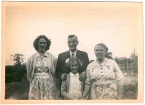 Hazel Middleton , Arthur Wallis , sister Brenda Bromage and grandma Maggie Wells                  