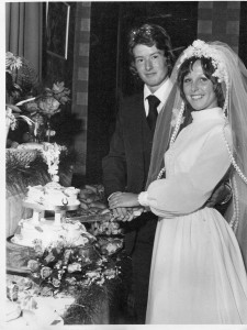 Ian and Lynne Anderson, cutting their wedding cake